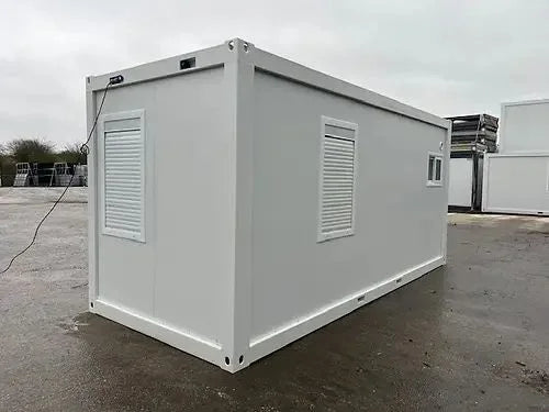 Contenedor de oficina con baño y almacenamiento