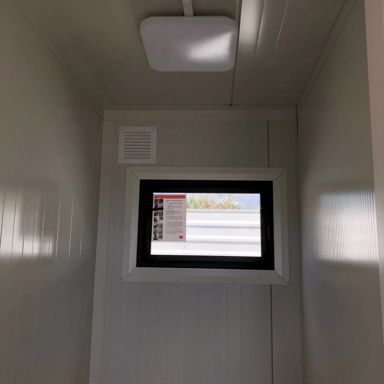 Contenedor sanitario de panel sándwich 6,00 × 3,00 m