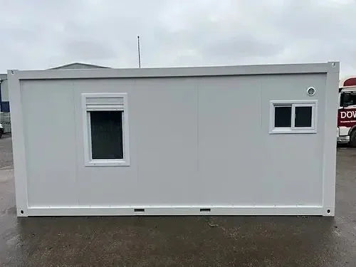 Contenedor de oficina con baño y almacenamiento