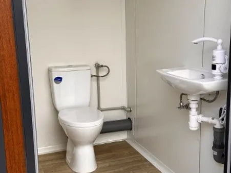 Contenedor sanitario tipo pabellón con 3 cabinas independientes