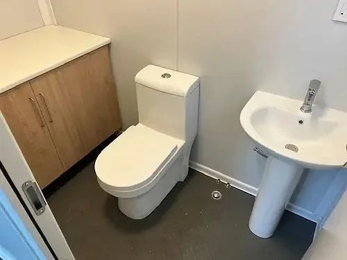 Contenedor de oficina con baño y almacenamiento