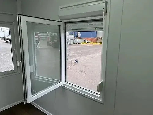 Contenedor de oficina con baño y almacenamiento