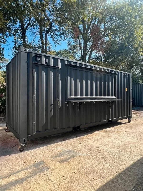 Contenedor Aislado con Trampillas de Servicio