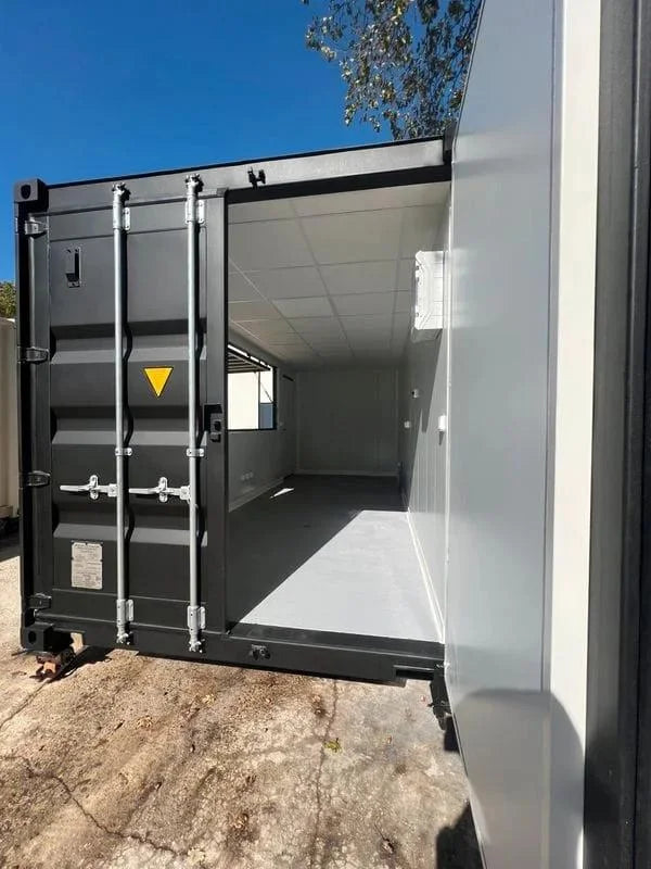 Contenedor Aislado con Trampillas de Servicio