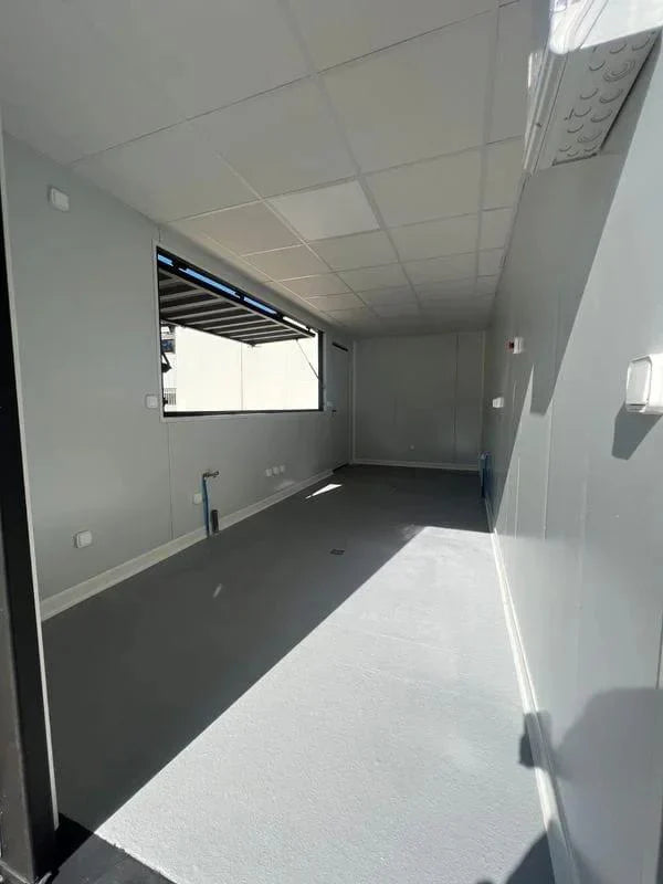 Contenedor Aislado con Trampillas de Servicio