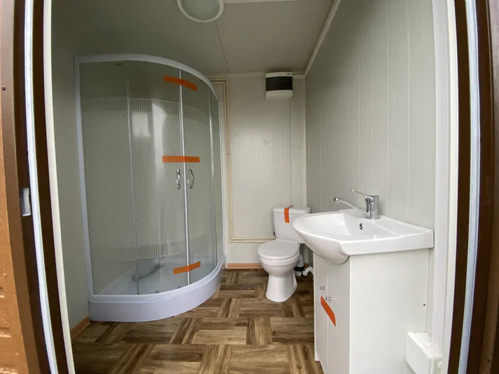 Contenedor sanitario en diseño de madera con depósito de residuos