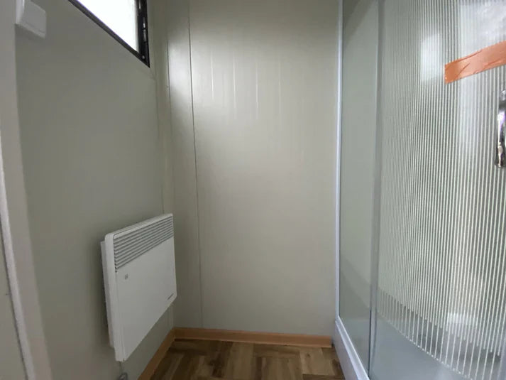 Contenedor sanitario en diseño de madera con depósito de residuos