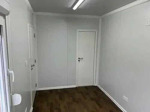 Contenedor de oficina con baño y almacenamiento