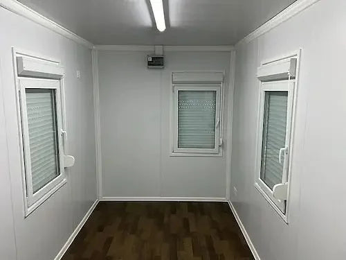 Contenedor de oficina con baño y almacenamiento